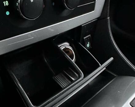 Серый Крайслер 300C, объемом двигателя 5.65 л и пробегом 328 тыс. км за 8999 $, фото 17 на Automoto.ua