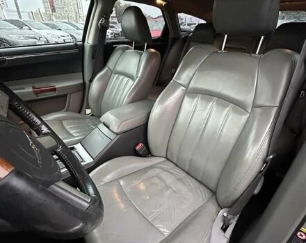 Сірий Крайслер 300C, об'ємом двигуна 5.65 л та пробігом 328 тис. км за 8999 $, фото 16 на Automoto.ua