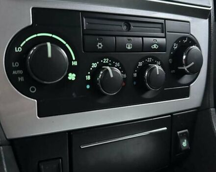 Серый Крайслер 300C, объемом двигателя 5.65 л и пробегом 328 тыс. км за 8999 $, фото 46 на Automoto.ua