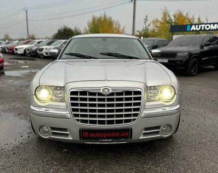 Серый Крайслер 300C, объемом двигателя 5.65 л и пробегом 328 тыс. км за 8999 $, фото 1 на Automoto.ua