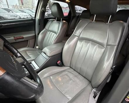 Серый Крайслер 300C, объемом двигателя 5.65 л и пробегом 328 тыс. км за 8999 $, фото 25 на Automoto.ua