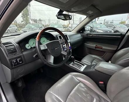Серый Крайслер 300C, объемом двигателя 5.65 л и пробегом 328 тыс. км за 8999 $, фото 32 на Automoto.ua