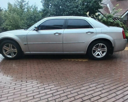 Серый Крайслер 300C, объемом двигателя 2.7 л и пробегом 219 тыс. км за 6000 $, фото 1 на Automoto.ua