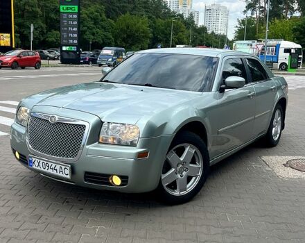 Серый Крайслер 300C, объемом двигателя 3.5 л и пробегом 220 тыс. км за 6500 $, фото 1 на Automoto.ua
