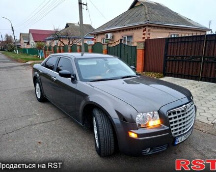 Серый Крайслер 300C, объемом двигателя 2.7 л и пробегом 210 тыс. км за 10000 $, фото 1 на Automoto.ua