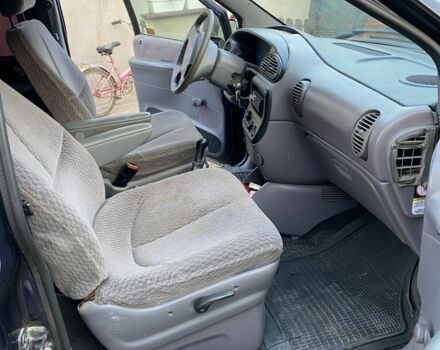 Синий Крайслер 300М, объемом двигателя 2.5 л и пробегом 380 тыс. км за 2104 $, фото 3 на Automoto.ua