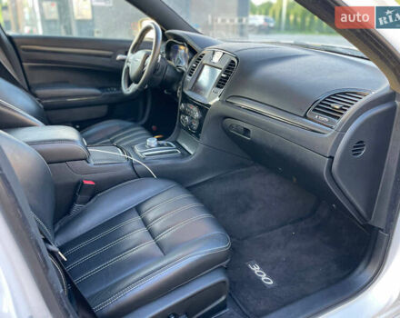 Белый Крайслер 300 S, объемом двигателя 3.6 л и пробегом 165 тыс. км за 13450 $, фото 18 на Automoto.ua