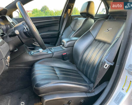 Белый Крайслер 300 S, объемом двигателя 3.6 л и пробегом 165 тыс. км за 13450 $, фото 13 на Automoto.ua