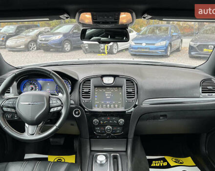 Белый Крайслер 300 S, объемом двигателя 3.6 л и пробегом 166 тыс. км за 13500 $, фото 7 на Automoto.ua