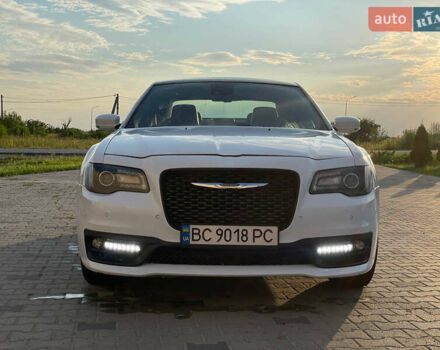 Белый Крайслер 300 S, объемом двигателя 3.6 л и пробегом 165 тыс. км за 13450 $, фото 1 на Automoto.ua