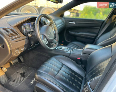 Белый Крайслер 300 S, объемом двигателя 3.6 л и пробегом 165 тыс. км за 13450 $, фото 11 на Automoto.ua