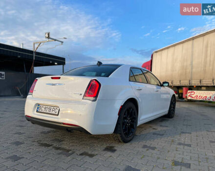 Белый Крайслер 300 S, объемом двигателя 3.6 л и пробегом 165 тыс. км за 13450 $, фото 5 на Automoto.ua