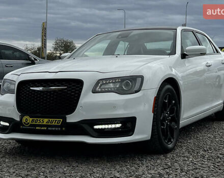 Белый Крайслер 300 S, объемом двигателя 3.6 л и пробегом 166 тыс. км за 13500 $, фото 2 на Automoto.ua