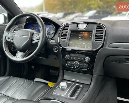 Белый Крайслер 300 S, объемом двигателя 3.6 л и пробегом 166 тыс. км за 13500 $, фото 8 на Automoto.ua