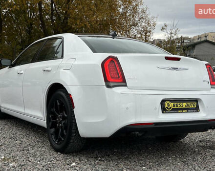 Белый Крайслер 300 S, объемом двигателя 3.6 л и пробегом 166 тыс. км за 13500 $, фото 3 на Automoto.ua