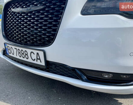 Білий Крайслер 300 S, об'ємом двигуна 3.6 л та пробігом 65 тис. км за 20000 $, фото 26 на Automoto.ua