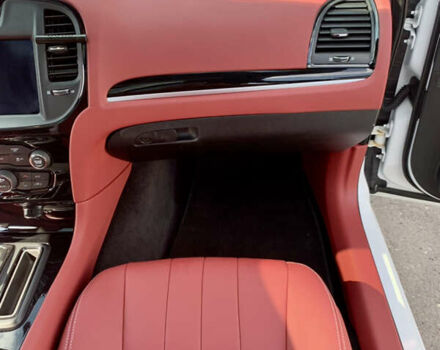 Білий Крайслер 300 S, об'ємом двигуна 3.6 л та пробігом 65 тис. км за 20000 $, фото 48 на Automoto.ua