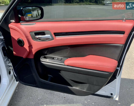 Білий Крайслер 300 S, об'ємом двигуна 3.6 л та пробігом 65 тис. км за 20000 $, фото 39 на Automoto.ua