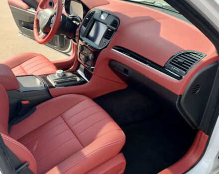 Білий Крайслер 300 S, об'ємом двигуна 3.6 л та пробігом 65 тис. км за 20000 $, фото 40 на Automoto.ua