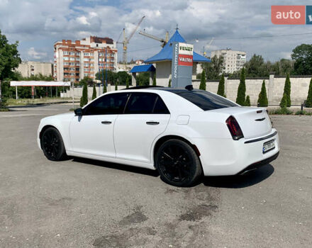 Білий Крайслер 300 S, об'ємом двигуна 3.6 л та пробігом 65 тис. км за 20000 $, фото 5 на Automoto.ua