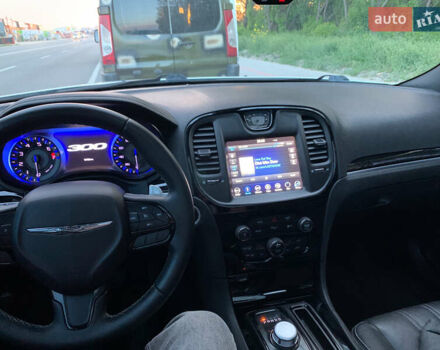 Білий Крайслер 300 S, об'ємом двигуна 3.6 л та пробігом 65 тис. км за 20000 $, фото 76 на Automoto.ua