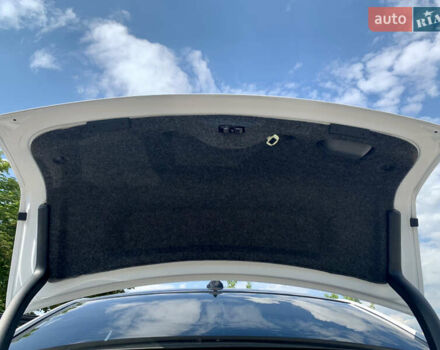 Білий Крайслер 300 S, об'ємом двигуна 3.6 л та пробігом 65 тис. км за 20000 $, фото 34 на Automoto.ua