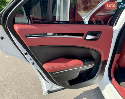 Білий Крайслер 300 S, об'ємом двигуна 3.6 л та пробігом 65 тис. км за 20000 $, фото 33 на Automoto.ua