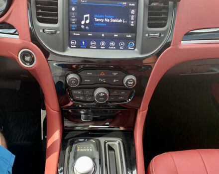 Білий Крайслер 300 S, об'ємом двигуна 3.6 л та пробігом 65 тис. км за 20000 $, фото 73 на Automoto.ua