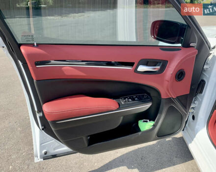 Білий Крайслер 300 S, об'ємом двигуна 3.6 л та пробігом 65 тис. км за 20000 $, фото 32 на Automoto.ua