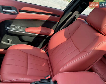 Білий Крайслер 300 S, об'ємом двигуна 3.6 л та пробігом 65 тис. км за 20000 $, фото 71 на Automoto.ua