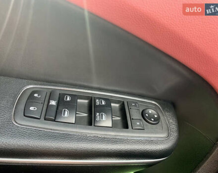 Білий Крайслер 300 S, об'ємом двигуна 3.6 л та пробігом 65 тис. км за 20000 $, фото 59 на Automoto.ua