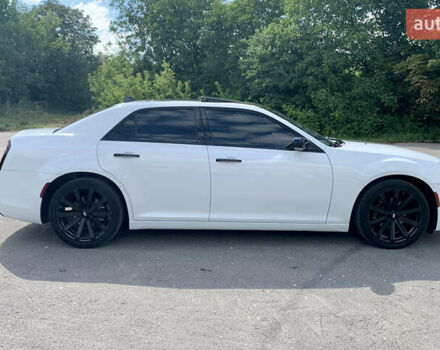 Білий Крайслер 300 S, об'ємом двигуна 3.6 л та пробігом 65 тис. км за 20000 $, фото 9 на Automoto.ua