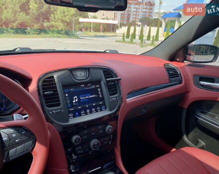 Білий Крайслер 300 S, об'ємом двигуна 3.6 л та пробігом 65 тис. км за 20000 $, фото 62 на Automoto.ua