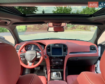 Білий Крайслер 300 S, об'ємом двигуна 3.6 л та пробігом 65 тис. км за 20000 $, фото 49 на Automoto.ua