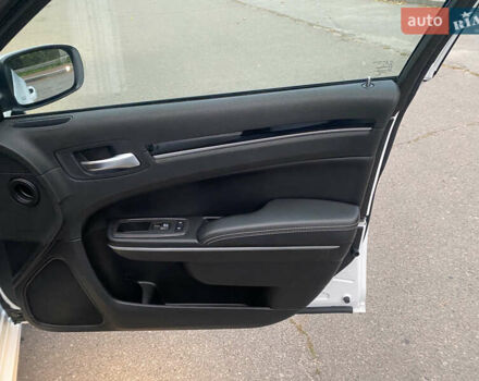 Белый Крайслер 300 S, объемом двигателя 3.6 л и пробегом 38 тыс. км за 24999 $, фото 22 на Automoto.ua