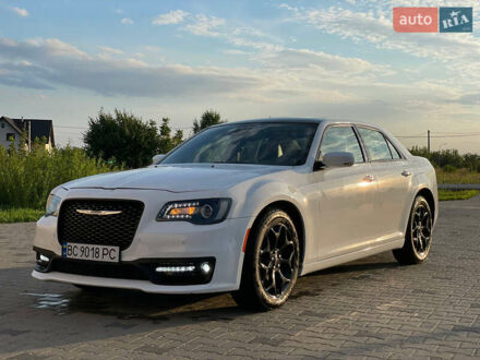 Крайслер 300 S 2015 у Львові на Automoto.ua Білий Крайслер 300 S, об'ємом двигуна 3.6 л та пробігом 165 тис. км за 13450 $, фото 1 на Automoto.ua