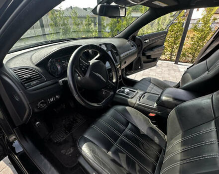 Черный Крайслер 300 S, объемом двигателя 3.6 л и пробегом 160 тыс. км за 12900 $, фото 19 на Automoto.ua