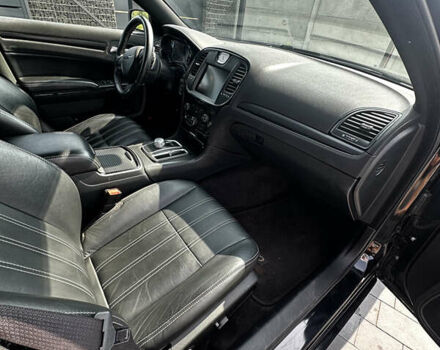 Черный Крайслер 300 S, объемом двигателя 3.6 л и пробегом 160 тыс. км за 12900 $, фото 25 на Automoto.ua