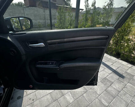 Черный Крайслер 300 S, объемом двигателя 3.6 л и пробегом 160 тыс. км за 12900 $, фото 24 на Automoto.ua