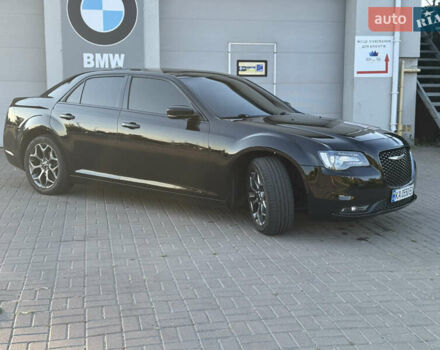 Черный Крайслер 300 S, объемом двигателя 3.6 л и пробегом 175 тыс. км за 14599 $, фото 1 на Automoto.ua