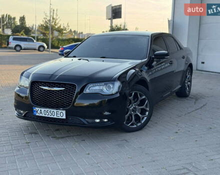 Черный Крайслер 300 S, объемом двигателя 3.6 л и пробегом 175 тыс. км за 14599 $, фото 6 на Automoto.ua