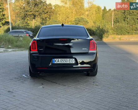Черный Крайслер 300 S, объемом двигателя 3.6 л и пробегом 175 тыс. км за 14599 $, фото 4 на Automoto.ua
