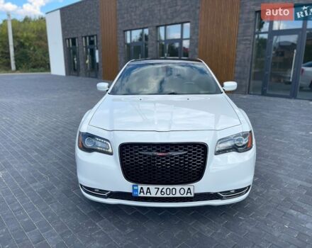 Білий Крайслер 300, об'ємом двигуна 5.65 л та пробігом 206 тис. км за 21000 $, фото 7 на Automoto.ua