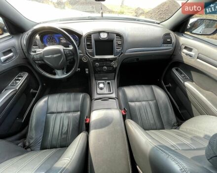 Білий Крайслер 300, об'ємом двигуна 5.65 л та пробігом 206 тис. км за 21000 $, фото 18 на Automoto.ua