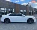 Білий Крайслер 300, об'ємом двигуна 5.65 л та пробігом 206 тис. км за 21000 $, фото 2 на Automoto.ua