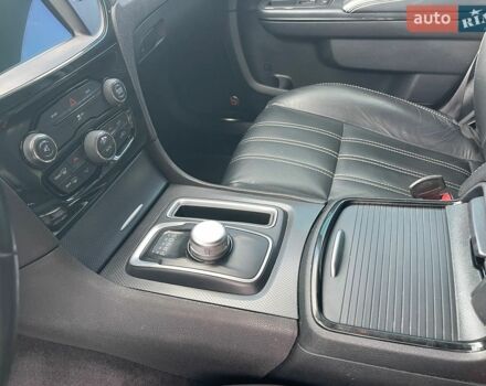 Білий Крайслер 300, об'ємом двигуна 5.65 л та пробігом 206 тис. км за 21000 $, фото 25 на Automoto.ua