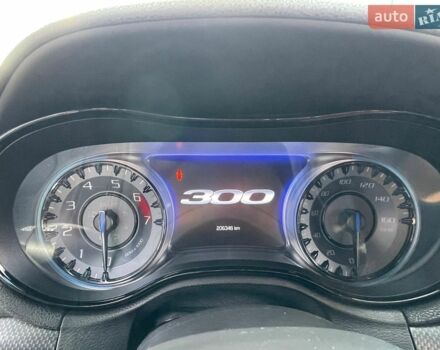 Білий Крайслер 300, об'ємом двигуна 5.65 л та пробігом 206 тис. км за 21000 $, фото 29 на Automoto.ua