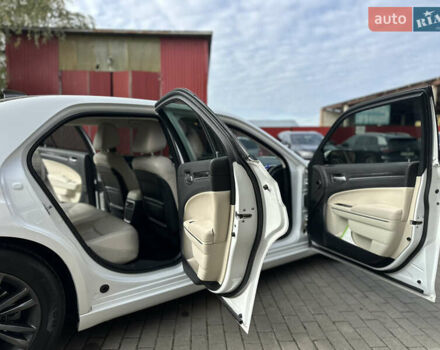 Крайслер 300 2017 у Володимир-Волинський на Automoto.ua Білий Крайслер 300, об'ємом двигуна 3.6 л та пробігом 184 тис. км за 12999 $, фото 64 на Automoto.ua