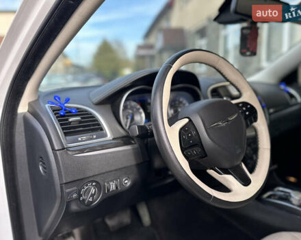 Крайслер 300 2017 у Володимир-Волинський на Automoto.ua Білий Крайслер 300, об'ємом двигуна 3.6 л та пробігом 184 тис. км за 12999 $, фото 45 на Automoto.ua