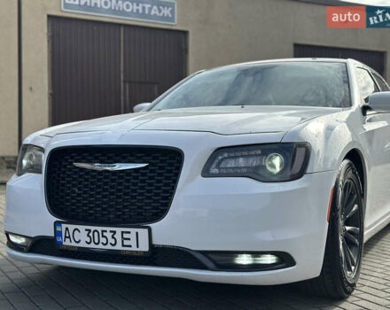 Крайслер 300 2017 у Володимир-Волинський на Automoto.ua Білий Крайслер 300, об'ємом двигуна 3.6 л та пробігом 184 тис. км за 12999 $, фото 3 на Automoto.ua